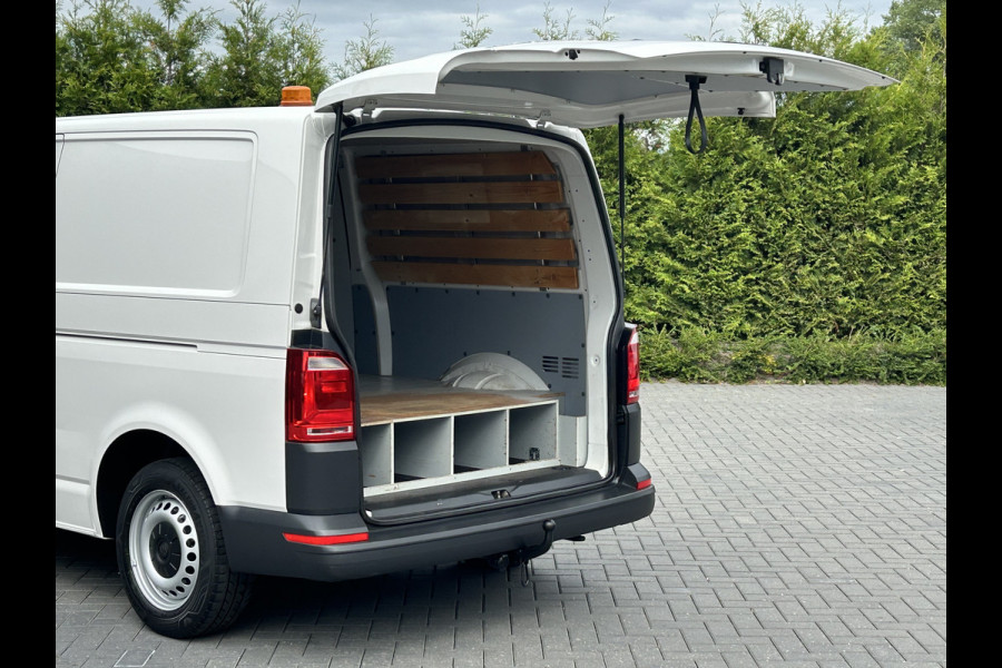 Volkswagen Transporter 2.0 TDI 150 PK / L2H1 / 1e EIG. / AIRCO / NAVI / 2X SCHUIFDEUR / 3-ZITS / TREKHAAK / INRICHTING / CAMERA / BLUETOOTH