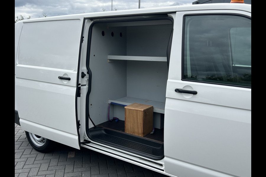Volkswagen Transporter 2.0 TDI 150 PK / L2H1 / 1e EIG. / AIRCO / NAVI / 2X SCHUIFDEUR / 3-ZITS / TREKHAAK / INRICHTING / CAMERA / BLUETOOTH