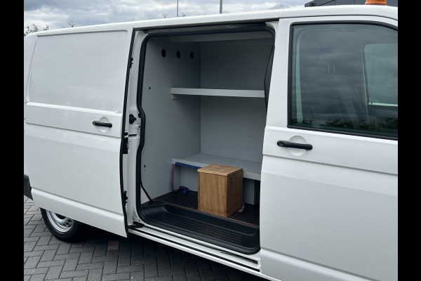 Volkswagen Transporter 2.0 TDI 150 PK / L2H1 / 1e EIG. / AIRCO / NAVI / 2X SCHUIFDEUR / 3-ZITS / TREKHAAK / INRICHTING / CAMERA / BLUETOOTH