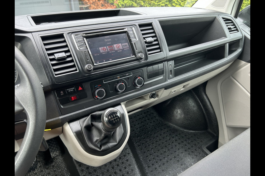 Volkswagen Transporter 2.0 TDI 150 PK / L2H1 / 1e EIG. / AIRCO / NAVI / 2X SCHUIFDEUR / 3-ZITS / TREKHAAK / INRICHTING / CAMERA / BLUETOOTH