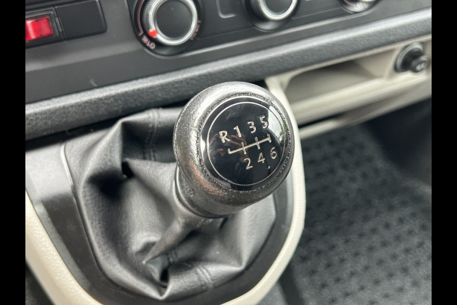 Volkswagen Transporter 2.0 TDI 150 PK / L2H1 / 1e EIG. / AIRCO / NAVI / 2X SCHUIFDEUR / 3-ZITS / TREKHAAK / INRICHTING / CAMERA / BLUETOOTH