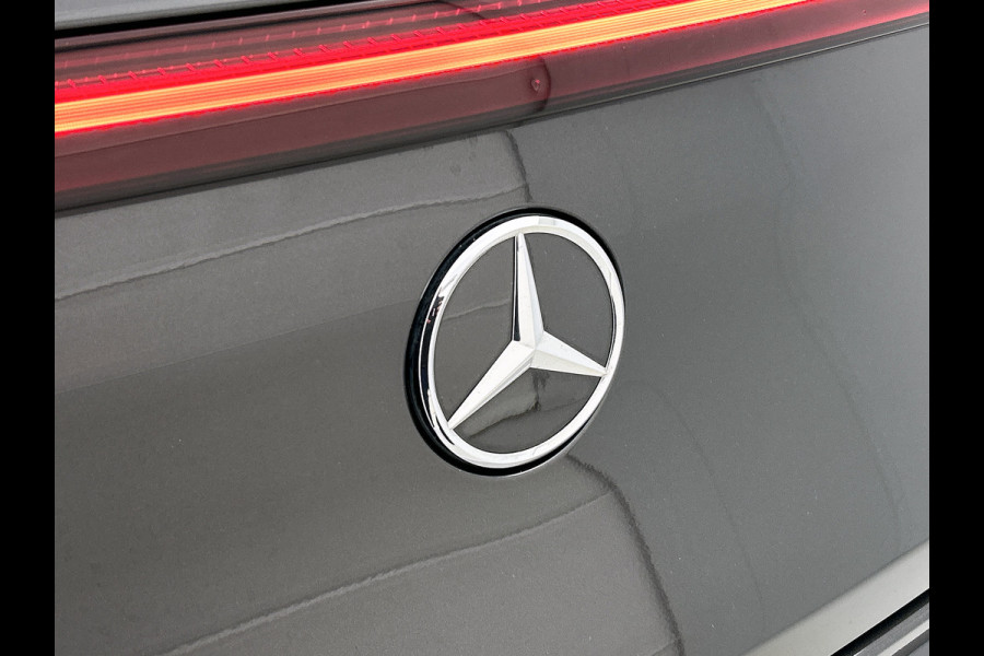 Mercedes-Benz EQC 400 4MATIC Luxury Line 80 kWh shuif/kantel dak | Navigatie | lichtmetalen velgen | Parking support met camera achter Inclusief 48 maanden Mercedes-Benz Certified garantie voor Europa.