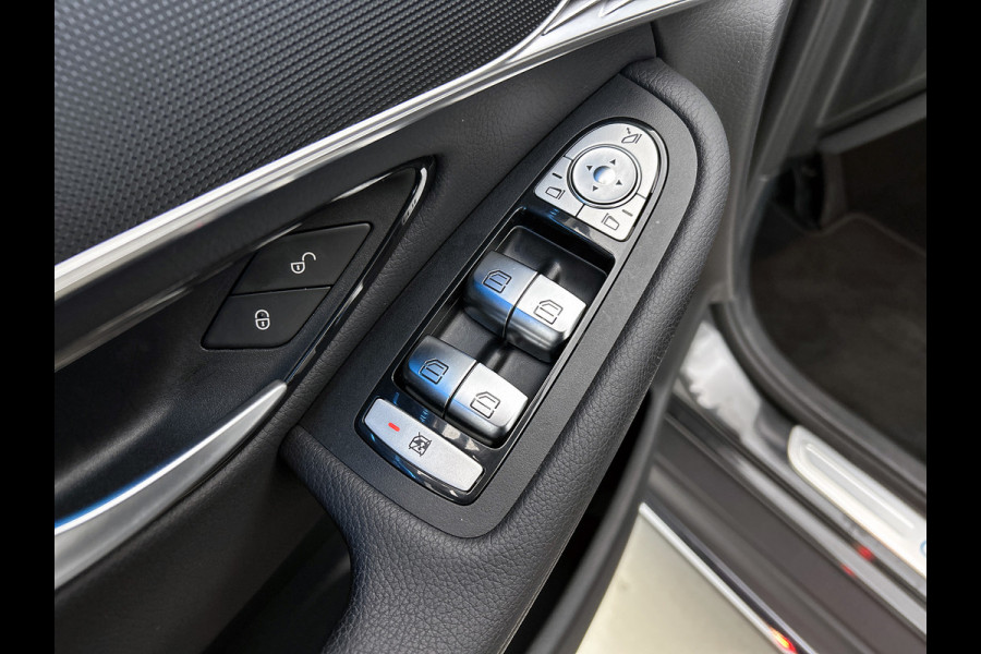 Mercedes-Benz EQC 400 4MATIC Luxury Line 80 kWh shuif/kantel dak | Navigatie | lichtmetalen velgen | Parking support met camera achter Inclusief 48 maanden Mercedes-Benz Certified garantie voor Europa.