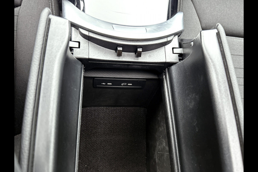 Mercedes-Benz EQC 400 4MATIC Luxury Line 80 kWh shuif/kantel dak | Navigatie | lichtmetalen velgen | Parking support met camera achter Inclusief 48 maanden Mercedes-Benz Certified garantie voor Europa.