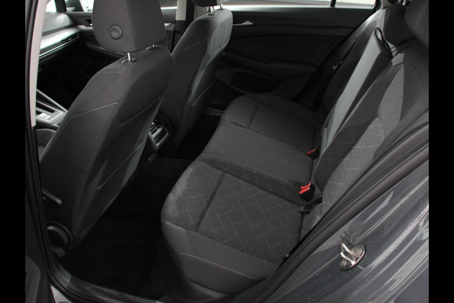Volkswagen GOLF Variant 1.5 eTSI 130pk DSG Life Navigatie Apple Carplay/Android Auto Inklapbare trekhaak Parkeersensoren Adaptive Cruise Control Stoel- en stuurverwarming Climate Control Lichtmetalen Velgen
