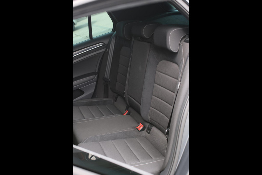 Volkswagen Golf 2.0 TSI 4Motion R *Akra*Pano*PPF*DCC*Dynaudio*Dealer onderhouden*