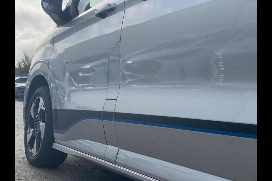 Ford Transit Custom 320 2.5 PHEV L2H1 Sport DC Zuid | 0,99% Renteactie | 233pk | Dubbele Cabine | Dubbele zijschuifdeur | Inklapbare trekhaak | 19 inch lichtmetalen Sport velgen (mat zwart) | Verwarmbaar stuurwiel | Navigatie systeem