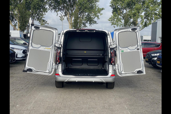 Ford Transit Custom 320 2.5 PHEV L2H1 Sport DC Zuid | 0,99% Renteactie | 233pk | Dubbele Cabine | Dubbele zijschuifdeur | Inklapbare trekhaak | 19 inch lichtmetalen Sport velgen (mat zwart) | Verwarmbaar stuurwiel | Navigatie systeem