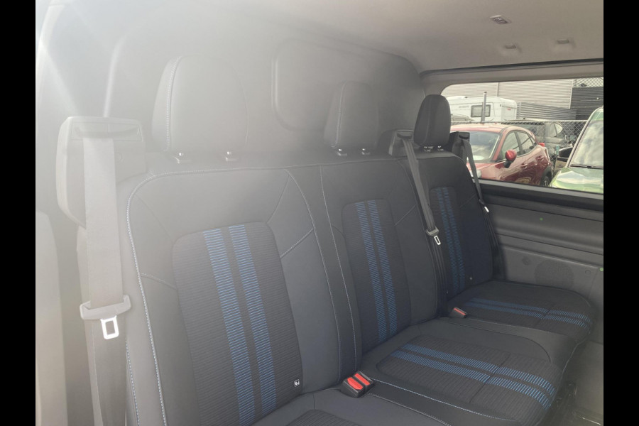 Ford Transit Custom 320 2.5 PHEV L2H1 Sport DC Zuid | 0,99% Renteactie | 233pk | Dubbele Cabine | Dubbele zijschuifdeur | Inklapbare trekhaak | 19 inch lichtmetalen Sport velgen (mat zwart) | Verwarmbaar stuurwiel | Navigatie systeem