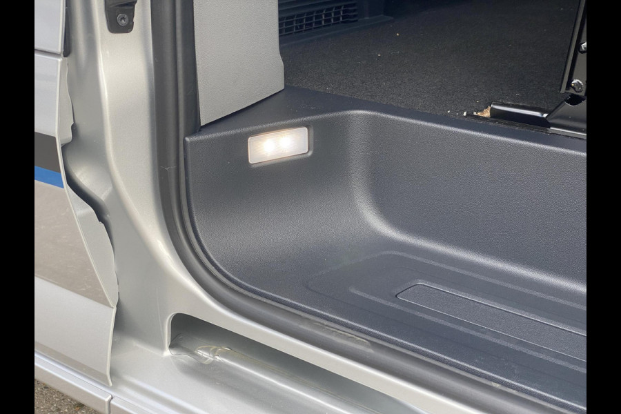 Ford Transit Custom 320 2.5 PHEV L2H1 Sport DC Zuid | 0,99% Renteactie | 233pk | Dubbele Cabine | Dubbele zijschuifdeur | Inklapbare trekhaak | 19 inch lichtmetalen Sport velgen (mat zwart) | Verwarmbaar stuurwiel | Navigatie systeem