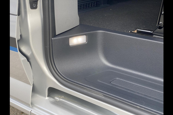 Ford Transit Custom 320 2.5 PHEV L2H1 Sport DC Zuid | 0,99% Renteactie | 233pk | Dubbele Cabine | Dubbele zijschuifdeur | Inklapbare trekhaak | 19 inch lichtmetalen Sport velgen (mat zwart) | Verwarmbaar stuurwiel | Navigatie systeem