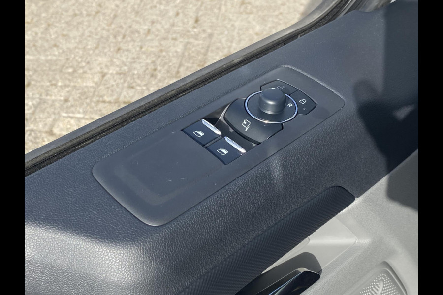 Ford Transit Custom 320 2.5 PHEV L2H1 Sport DC Zuid | 0,99% Renteactie | 233pk | Dubbele Cabine | Dubbele zijschuifdeur | Inklapbare trekhaak | 19 inch lichtmetalen Sport velgen (mat zwart) | Verwarmbaar stuurwiel | Navigatie systeem