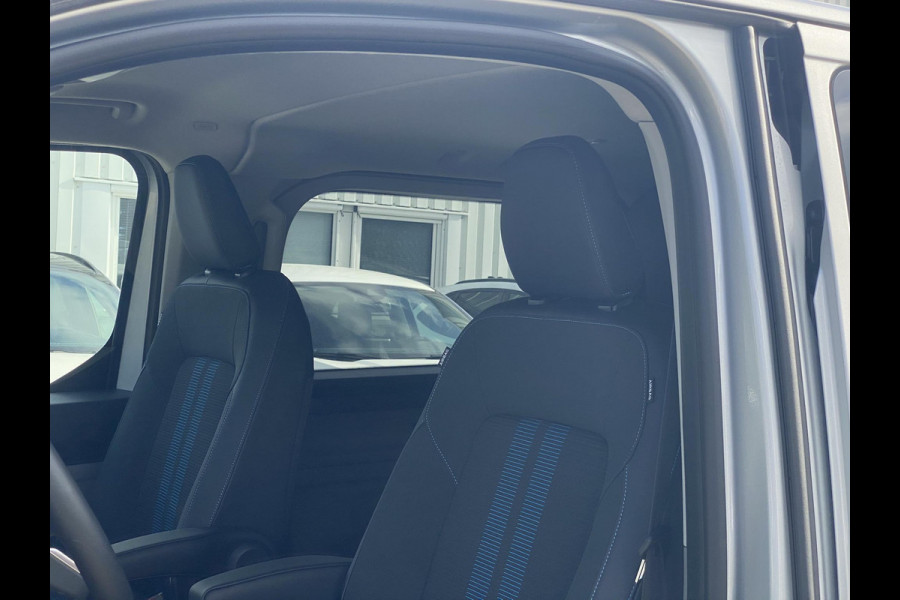 Ford Transit Custom 320 2.5 PHEV L2H1 Sport DC Zuid | 0,99% Renteactie | 233pk | Dubbele Cabine | Dubbele zijschuifdeur | Inklapbare trekhaak | 19 inch lichtmetalen Sport velgen (mat zwart) | Verwarmbaar stuurwiel | Navigatie systeem