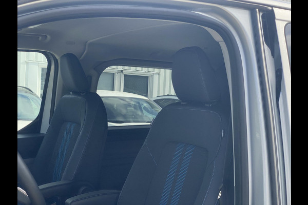 Ford Transit Custom 320 2.5 PHEV L2H1 Sport DC Zuid | 0,99% Renteactie | 233pk | Dubbele Cabine | Dubbele zijschuifdeur | Inklapbare trekhaak | 19 inch lichtmetalen Sport velgen (mat zwart) | Verwarmbaar stuurwiel | Navigatie systeem