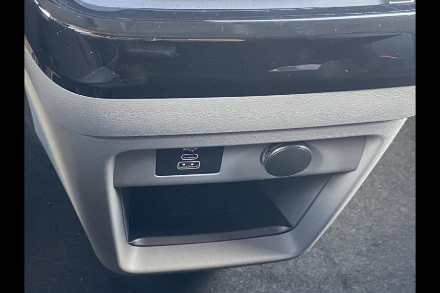 Ford Transit Custom 320 2.5 PHEV L2H1 Sport DC Zuid | 0,99% Renteactie | 233pk | Dubbele Cabine | Dubbele zijschuifdeur | Inklapbare trekhaak | 19 inch lichtmetalen Sport velgen (mat zwart) | Verwarmbaar stuurwiel | Navigatie systeem