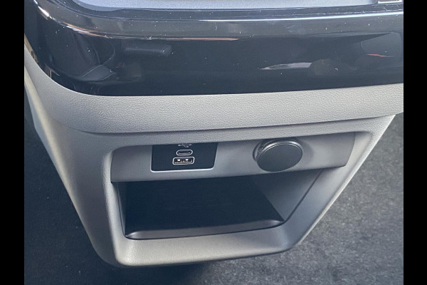 Ford Transit Custom 320 2.5 PHEV L2H1 Sport DC Zuid | 0,99% Renteactie | 233pk | Dubbele Cabine | Dubbele zijschuifdeur | Inklapbare trekhaak | 19 inch lichtmetalen Sport velgen (mat zwart) | Verwarmbaar stuurwiel | Navigatie systeem