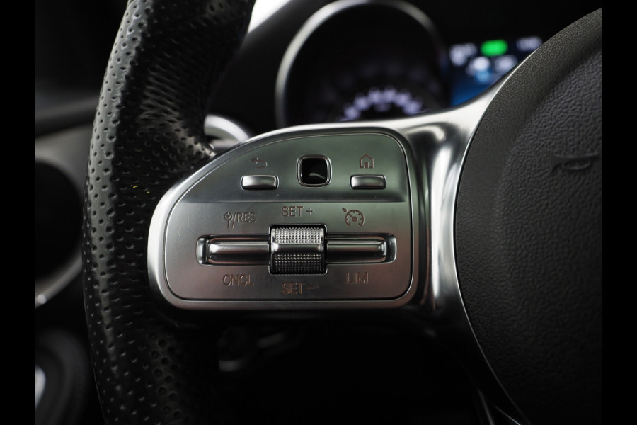 Mercedes-Benz GLC 300e 4MATIC AMG | Panoramadak | Trekhaak | Camera | Cruise | DAB | Stoelverwarming