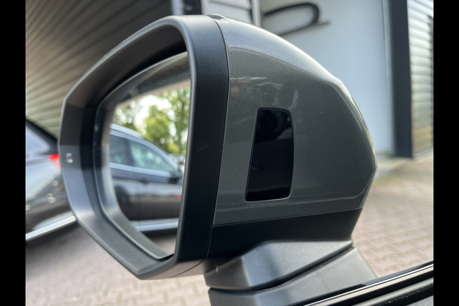 Audi Q3 45 TFSI e S edition 245PK PHEV | Matrix | Trekhaak | Zwart optiek | Leder | Stoelverwarming |  Elekt. stoelen | Virtual |