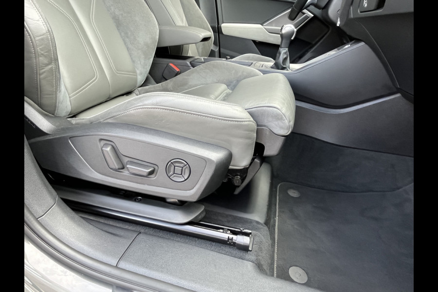 Audi Q3 45 TFSI e S edition 245PK PHEV | Matrix | Trekhaak | Zwart optiek | Leder | Stoelverwarming |  Elekt. stoelen | Virtual |