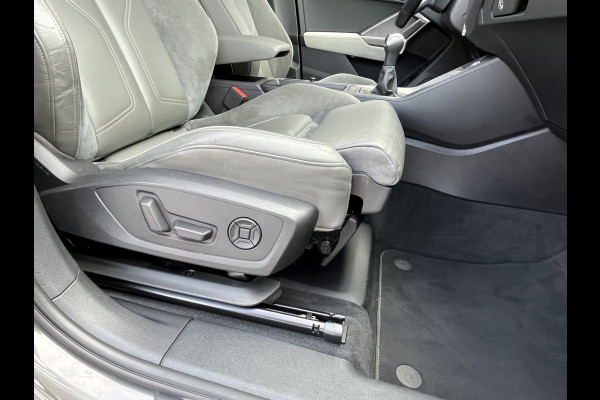 Audi Q3 45 TFSI e S edition 245PK PHEV | Matrix | Trekhaak | Zwart optiek | Leder | Stoelverwarming |  Elekt. stoelen | Virtual |