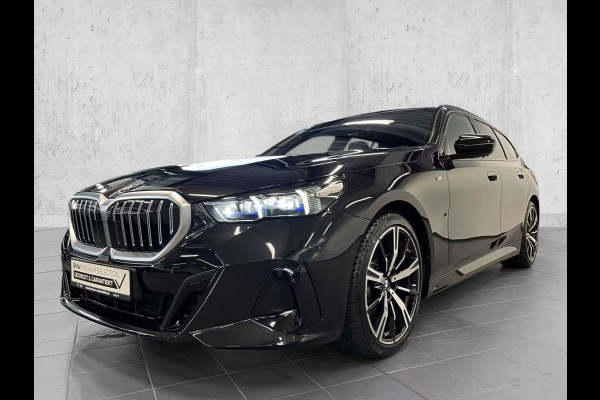 BMW 5 Serie Touring 520dA M-SPORT ** LED, NAVi+, HuD, PANORAMA, 20-inch LMV, DRIV. ASS+ ** 1e EIG - Ex BMW AG - UNFALLFREI ** ** INFORMEER OOK NAAR ONZE AANTREKKELIJKE FINANCIAL-LEASE TARIEVEN **