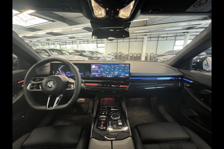 BMW 5 Serie Touring 520dA M-SPORT ** LED, NAVi+, HuD, PANORAMA, 20-inch LMV, DRIV. ASS+ ** 1e EIG - Ex BMW AG - UNFALLFREI ** ** INFORMEER OOK NAAR ONZE AANTREKKELIJKE FINANCIAL-LEASE TARIEVEN **