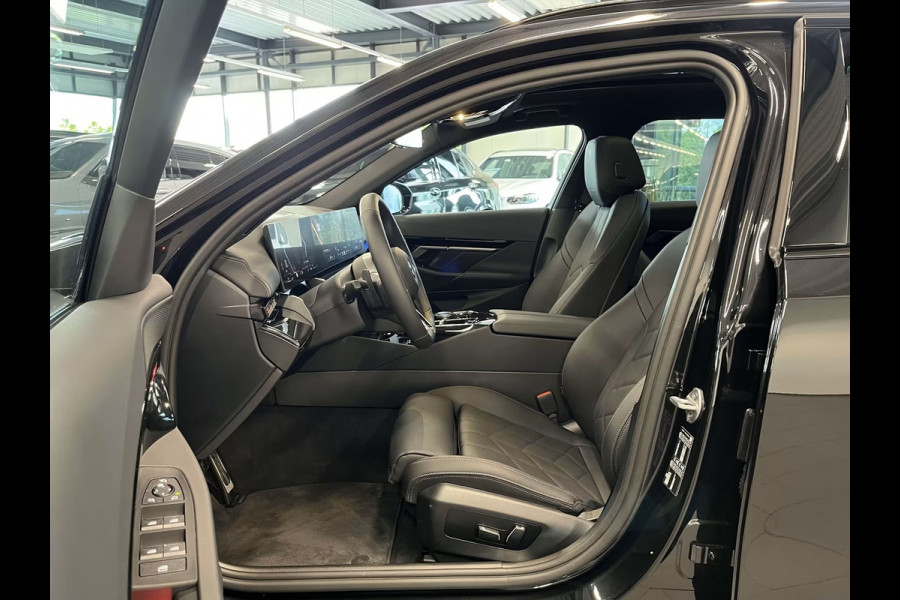 BMW 5 Serie Touring 520dA M-SPORT ** LED, NAVi+, HuD, PANORAMA, 20-inch LMV, DRIV. ASS+ ** 1e EIG - Ex BMW AG - UNFALLFREI ** ** INFORMEER OOK NAAR ONZE AANTREKKELIJKE FINANCIAL-LEASE TARIEVEN **