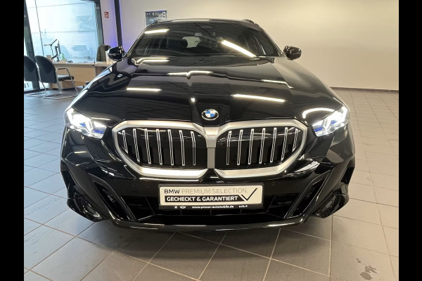 BMW 5 Serie Touring 520dA M-SPORT ** LED, NAVi+, HuD, PANORAMA, 20-inch LMV, DRIV. ASS+ ** 1e EIG - Ex BMW AG - UNFALLFREI ** ** INFORMEER OOK NAAR ONZE AANTREKKELIJKE FINANCIAL-LEASE TARIEVEN **