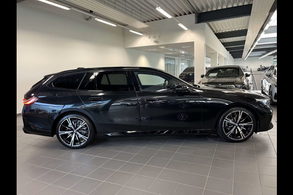 BMW 5 Serie Touring 520dA M-SPORT ** LED, NAVi+, HuD, PANORAMA, 20-inch LMV, DRIV. ASS+ ** 1e EIG - Ex BMW AG - UNFALLFREI ** ** INFORMEER OOK NAAR ONZE AANTREKKELIJKE FINANCIAL-LEASE TARIEVEN **