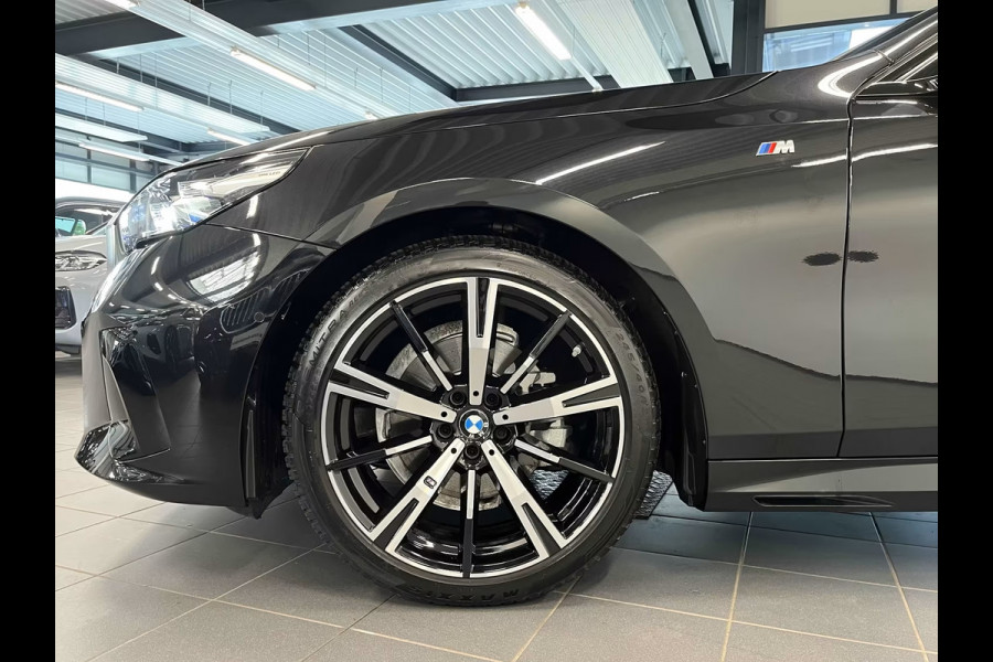 BMW 5 Serie Touring 520dA M-SPORT ** LED, NAVi+, HuD, PANORAMA, 20-inch LMV, DRIV. ASS+ ** 1e EIG - Ex BMW AG - UNFALLFREI ** ** INFORMEER OOK NAAR ONZE AANTREKKELIJKE FINANCIAL-LEASE TARIEVEN **
