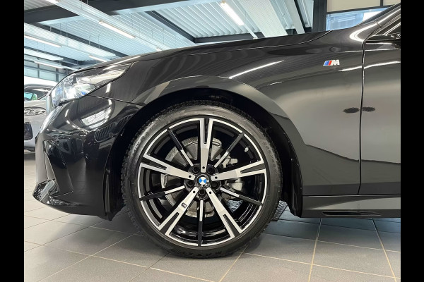 BMW 5 Serie Touring 520dA M-SPORT ** LED, NAVi+, HuD, PANORAMA, 20-inch LMV, DRIV. ASS+ ** 1e EIG - Ex BMW AG - UNFALLFREI ** ** INFORMEER OOK NAAR ONZE AANTREKKELIJKE FINANCIAL-LEASE TARIEVEN **