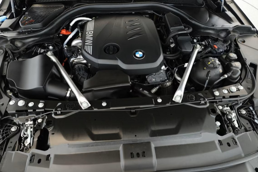 BMW 5 Serie Touring 520dA M-SPORT ** LED, NAVi+, HuD, PANORAMA, 20-inch LMV, DRIV. ASS+ ** 1e EIG - Ex BMW AG - UNFALLFREI ** ** INFORMEER OOK NAAR ONZE AANTREKKELIJKE FINANCIAL-LEASE TARIEVEN **
