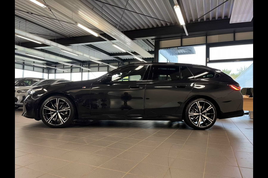 BMW 5 Serie Touring 520dA M-SPORT ** LED, NAVi+, HuD, PANORAMA, 20-inch LMV, DRIV. ASS+ ** 1e EIG - Ex BMW AG - UNFALLFREI ** ** INFORMEER OOK NAAR ONZE AANTREKKELIJKE FINANCIAL-LEASE TARIEVEN **