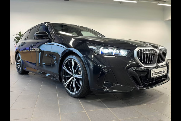 BMW 5 Serie Touring 520dA M-SPORT ** LED, NAVi+, HuD, PANORAMA, 20-inch LMV, DRIV. ASS+ ** 1e EIG - Ex BMW AG - UNFALLFREI ** ** INFORMEER OOK NAAR ONZE AANTREKKELIJKE FINANCIAL-LEASE TARIEVEN **