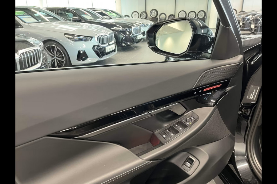 BMW 5 Serie Touring 520dA M-SPORT ** LED, NAVi+, HuD, PANORAMA, 20-inch LMV, DRIV. ASS+ ** 1e EIG - Ex BMW AG - UNFALLFREI ** ** INFORMEER OOK NAAR ONZE AANTREKKELIJKE FINANCIAL-LEASE TARIEVEN **