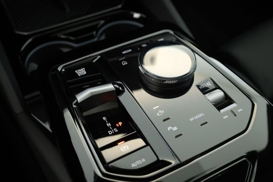 BMW 5 Serie Touring 520dA M-SPORT ** LED, NAVi+, HuD, PANORAMA, 20-inch LMV, DRIV. ASS+ ** 1e EIG - Ex BMW AG - UNFALLFREI ** ** INFORMEER OOK NAAR ONZE AANTREKKELIJKE FINANCIAL-LEASE TARIEVEN **