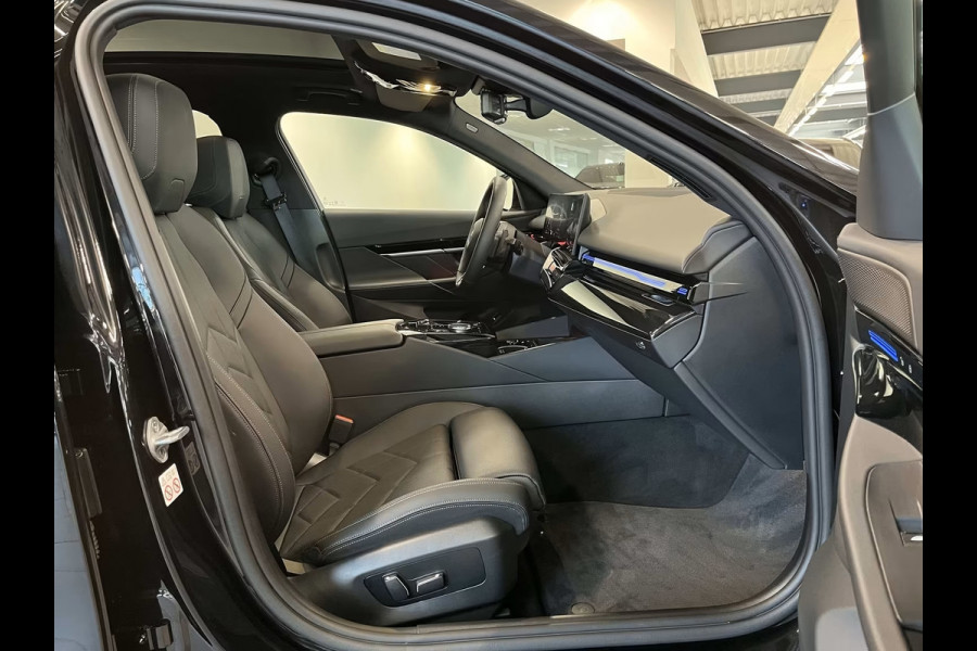 BMW 5 Serie Touring 520dA M-SPORT ** LED, NAVi+, HuD, PANORAMA, 20-inch LMV, DRIV. ASS+ ** 1e EIG - Ex BMW AG - UNFALLFREI ** ** INFORMEER OOK NAAR ONZE AANTREKKELIJKE FINANCIAL-LEASE TARIEVEN **