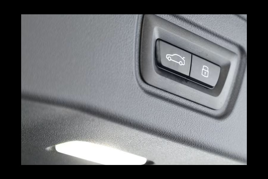 BMW 5 Serie Touring 520dA M-SPORT ** LED, NAVi+, HuD, PANORAMA, 20-inch LMV, DRIV. ASS+ ** 1e EIG - Ex BMW AG - UNFALLFREI ** ** INFORMEER OOK NAAR ONZE AANTREKKELIJKE FINANCIAL-LEASE TARIEVEN **