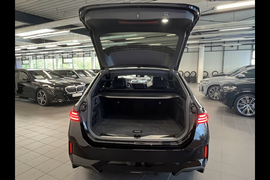 BMW 5 Serie Touring 520dA M-SPORT ** LED, NAVi+, HuD, PANORAMA, 20-inch LMV, DRIV. ASS+ ** 1e EIG - Ex BMW AG - UNFALLFREI ** ** INFORMEER OOK NAAR ONZE AANTREKKELIJKE FINANCIAL-LEASE TARIEVEN **