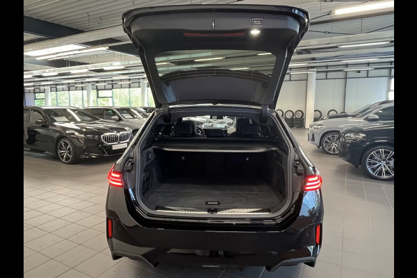 BMW 5 Serie Touring 520dA M-SPORT ** LED, NAVi+, HuD, PANORAMA, 20-inch LMV, DRIV. ASS+ ** 1e EIG - Ex BMW AG - UNFALLFREI ** ** INFORMEER OOK NAAR ONZE AANTREKKELIJKE FINANCIAL-LEASE TARIEVEN **