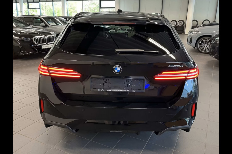 BMW 5 Serie Touring 520dA M-SPORT ** LED, NAVi+, HuD, PANORAMA, 20-inch LMV, DRIV. ASS+ ** 1e EIG - Ex BMW AG - UNFALLFREI ** ** INFORMEER OOK NAAR ONZE AANTREKKELIJKE FINANCIAL-LEASE TARIEVEN **