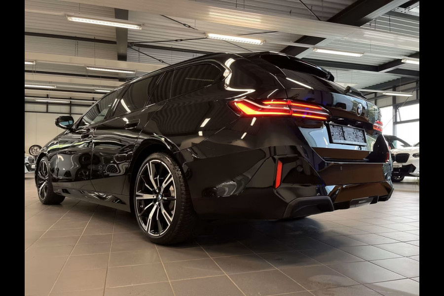 BMW 5 Serie Touring 520dA M-SPORT ** LED, NAVi+, HuD, PANORAMA, 20-inch LMV, DRIV. ASS+ ** 1e EIG - Ex BMW AG - UNFALLFREI ** ** INFORMEER OOK NAAR ONZE AANTREKKELIJKE FINANCIAL-LEASE TARIEVEN **