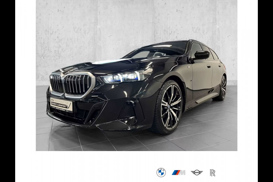 BMW 5 Serie Touring 520dA M-SPORT ** LED, NAVi+, HuD, PANORAMA, 20-inch LMV, DRIV. ASS+ ** 1e EIG - Ex BMW AG - UNFALLFREI ** ** INFORMEER OOK NAAR ONZE AANTREKKELIJKE FINANCIAL-LEASE TARIEVEN **