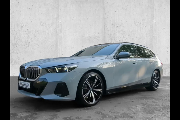 BMW 5 Serie Touring 520dA M-SPORT ** LED, NAVi+, HuD, PANORAMA, 20-inch LMV, DRIV. ASS+ ** 1e EIG - Ex BMW AG - UNFALLFREI ** ** INFORMEER OOK NAAR ONZE AANTREKKELIJKE FINANCIAL-LEASE TARIEVEN **
