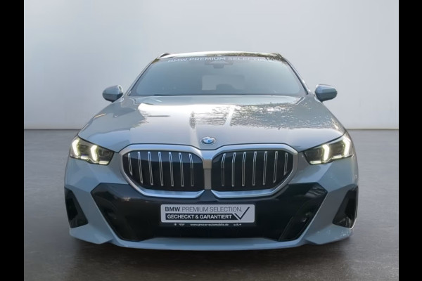 BMW 5 Serie Touring 520dA M-SPORT ** LED, NAVi+, HuD, PANORAMA, 20-inch LMV, DRIV. ASS+ ** 1e EIG - Ex BMW AG - UNFALLFREI ** ** INFORMEER OOK NAAR ONZE AANTREKKELIJKE FINANCIAL-LEASE TARIEVEN ** BMW 5 Serie Touring 520dA M-SPORT ** LED, NAVi+, HuD, PANORAMA, 20-inch LMV, DRIV. ASS+ ** 1e EIG - Ex BMW AG - UNFALLFREI ** ** INFORMEER OOK NAAR ONZE AANTREKKELIJKE FINANCIAL-LEASE TARIEVEN **