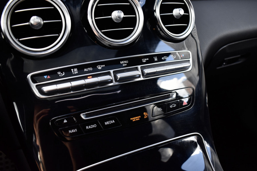 Mercedes-Benz GLC Coupé 250 4MATIC AMG Night Pakket | Schuif/Kanteldak | ACC | Camera | Treeplanken |