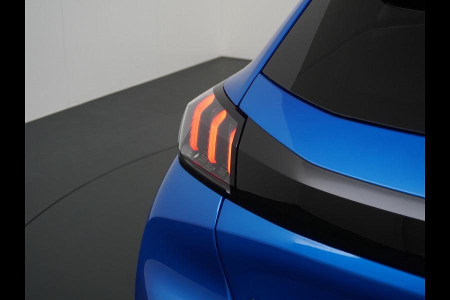 Peugeot e-208 EV GT 50kWh SOH 90% Panorama-dak Trekhaak Apple Carplay 360°CameraAndroid Navi Ecc Cruise Control DAB Pdc Stoelverwarming Sportstoelen Led Lmv 17" Privacy Glas Bluetooth Led Connected Apps