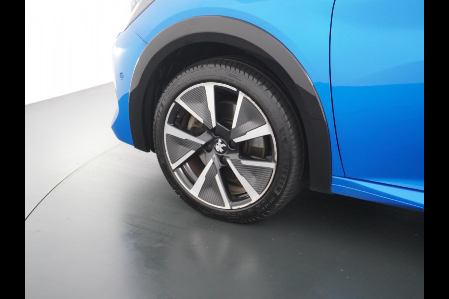 Peugeot e-208 EV GT 50kWh SOH 90% Panorama-dak Trekhaak Apple Carplay 360°CameraAndroid Navi Ecc Cruise Control DAB Pdc Stoelverwarming Sportstoelen Led Lmv 17" Privacy Glas Bluetooth Led Connected Apps
