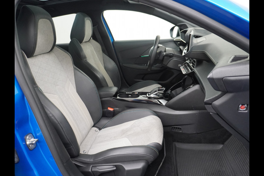 Peugeot e-208 EV GT 50kWh SOH 90% Panorama-dak Trekhaak Apple Carplay 360°CameraAndroid Navi Ecc Cruise Control DAB Pdc Stoelverwarming Sportstoelen Led Lmv 17" Privacy Glas Bluetooth Led Connected Apps
