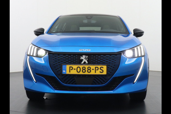 Peugeot e-208 EV GT 50kWh SOH 90% Panorama-dak Trekhaak Apple Carplay 360°CameraAndroid Navi Ecc Cruise Control DAB Pdc Stoelverwarming Sportstoelen Led Lmv 17" Privacy Glas Bluetooth Led Connected Apps